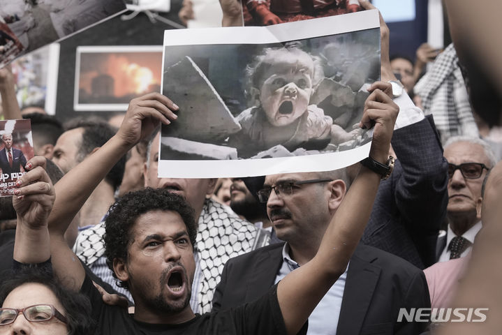 [카이로=AP/뉴시스] 10월18일 이집트 카이로에서 열린 친팔레스타인 시위 참석 이집트인들이 반이스라엘 구호를 외치고 있다. 2023.10.20.