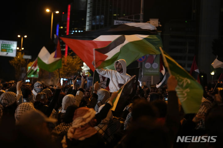 [이스탄불=AP/뉴시스] 18일(현지시간) 튀르키예 이스탄불 이스라엘 영사관 앞에서 시위대가 팔레스타인과 연대를 표하고 있다. 2023.10.19.