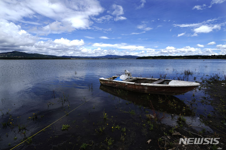 [멕시코시티=AP/뉴시스] 멕시코의 말라 붙은 저수지 비야 빅토리아 호수에 작은 보트 한척이 진흙 바닥 위에 올려져 있다. 멕시코는 전국적으로 올 여름 심한 한발을 겪고 우기가 그냥 지나갔으며 물부족으로 멕시코시티는 겨울 동안 급수 제한을 실시하기로 했다. 2023. 10.22. 
