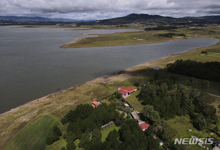 [멕시코시티=AP/뉴시스] 기록적인 가뭄으로 멕시코의 저수지에 물이 말라 당국이 물 사용량을 제한했다고 미국 AP통신이 18일(현지시간) 보도했다. 사진은 물이 말라 둑이 노출된 멕시코시티 빌라 빅토리아 저수지. 2023.10.19.