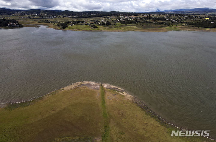 [멕시코시티= AP/뉴시스]&nbsp; = 바닥이 드러난 멕시코의 비야 빅토리아 호 저수지 일대. 이 곳은 거의 10년 만의 최악의 가뭄으로 우기에도 비가 내리지 않아 올겨울 수도권의 급수 제한이 불가피하게 되었다. 2023. 10.22.&nbsp; 