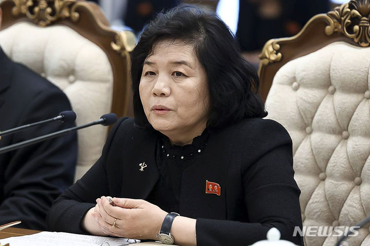 [평양=AP/뉴시스] 러시아 외무부가 공개한 사진에 최선희 북한 외무상이 18일 평양에서 세르게이 라브로프 러시아 외무장관과 회담하고 있다. 2023.10.19.