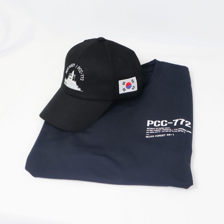 윤석열 대통령이 기증한 천안함 모자와 티셔츠. 사진=서울옥션 제공. *재판매 및 DB 금지