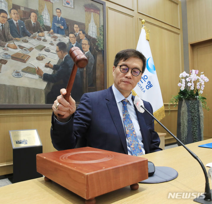 [서울=뉴시스] 이창용 한국은행 총재가 19일 오전 서울 중구 한국은행에서 열린 금융통화위원회 본회의에서 회의를 주재하고 있다.