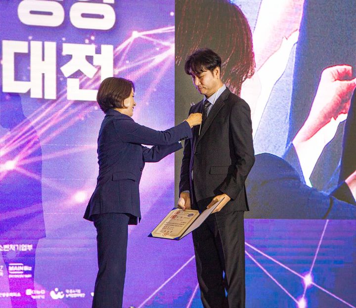 중소기업 혁신 유공 시상식에서 오승진 인피닉 상무이사가 국무총리 표창을 받았다. (사진=인피닉 제공) *재판매 및 DB 금지