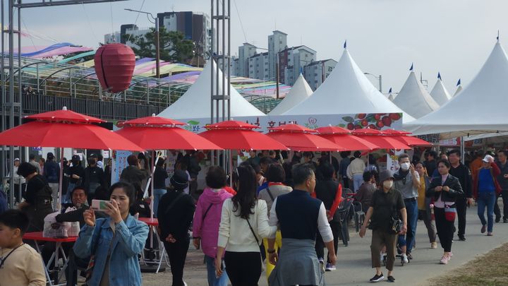 [보은=뉴시스] 안성수 기자 = 19일 2023보은대추축제가 진행 중인 충북 보은군 뱃들공원이 관광객들로 북적이고 있다. 이번 대추축제는 4년 만에 현장에서 열려 연일 방문객으로 북적이고 있다. (사진=보은군 제공) 2023.10.19. photo@newsis.com *재판매 및 DB 금지