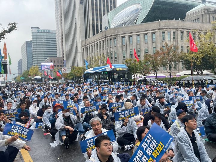 [서울=뉴시스] 임철휘 기자 = 서울교통공사노조는 19일 오전 서울시청 앞에서 '서울교통공사 노동자 총력 투쟁 결의대회'를 열어 "인력 감축안을 수용할 수 없다"며 "해결의 키를 갖고 있는 서울시와 오세훈 시장에게 지하철이 멈추기 전에 결단하라"고 밝혔다. 2023.10.19. fe@newsis.com  *재판매 및 DB 금지