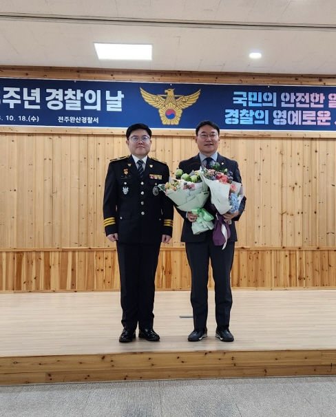 [전주=뉴시스] 최정규 기자 = 의료법인 영경의료재단 전주병원은 19일 주민호 총괄본부장이 전주완산경찰서장으로부터 감사장을 수여받았다. *재판매 및 DB 금지