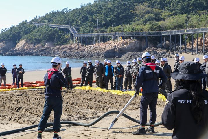군산 비응항 해안가에서 진행된 '해안방제 민·관 합동훈련' (사진=군산해경 제공) *재판매 및 DB 금지