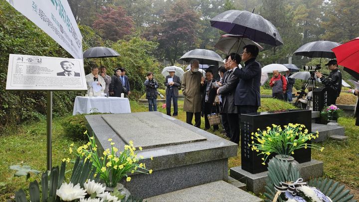 [남양주=뉴시스] 이호진 기자=19일 경기 남양주시 모란공원에서 유신체제 국내 의문사 1호인 최종길 서울대 법대교수를 기리는 추모미사가 진행되고 있다. 2023.10.19. asake@newsis.com *재판매 및 DB 금지