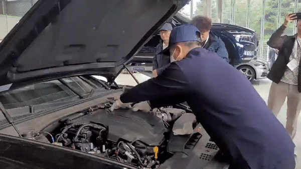 [양산=뉴시스]&nbsp; 강주희 기자=현대자동차는 19일 경남 양산시 하북면 현대 인증중고차 양산센터에서 미디어데이를 열고 인증증고차 사업 공식 출범을 알렸다. 작업자가 차량 보닛을 열고 내부 상태를 확인하고 있다. 2023.10.19 zooey@newsis.com *재판매 및 DB 금지 *재판매 및 DB 금지