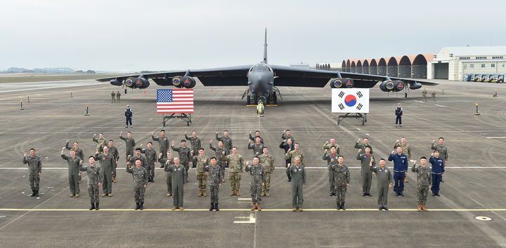 [서울=뉴시스] 김승겸 합참의장(앞줄 가운데), 정상화 공군참모총장(앞줄 가운데 왼쪽), 케네스 윌스바흐 미 태평양공군사령관(앞줄 가운데 오른쪽)을 비롯한 한미 작전요원들이 미 전략폭격기 B-52H를 배경으로 기념촬영을 하고 있다. (사진=합동참모본부 제공) 2023.10.19. photo@newsis.com *재판매 및 DB 금지