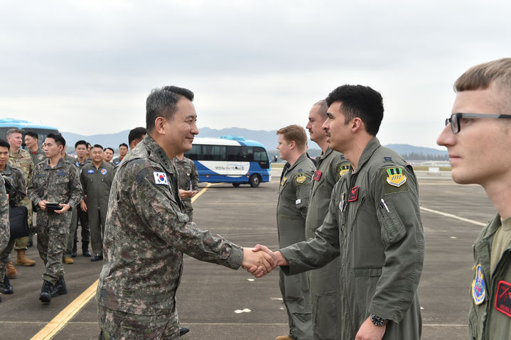 [서울=뉴시스] 김승겸 합참의장(가운데 왼쪽)이 미 전략폭격기 B-52H 작전요원들을 격려하고 있다. (사진=합동참모본부 제공) 2023.10.19. photo@newsis.com *재판매 및 DB 금지