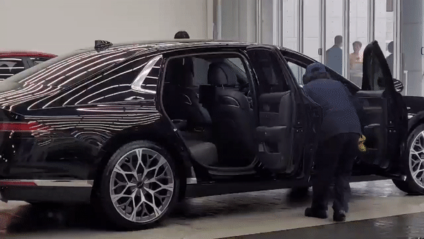 [양산=뉴시스] 강주희 기자=현대자동차는 19일 경남 양산시 하북면 현대 인증중고차 양산센터에서 미디어데이를 열고 인증증고차 사업 공식 출범을 알렸다. 인증중고차 양산센터 상품화 A동 광택실에서 한 작업자가 광택 작업을 하고 있다. 2023.10.19 zooey@newsis.com *재판매 및 DB 금지 *재판매 및 DB 금지