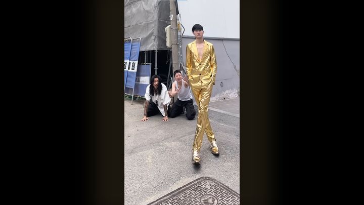 [서울=뉴시스]지난4월21일 닛몰캐쉬가 자신의 유튜브 채널에 '영웅의 조건'이라는 제목의 영상을 게재했다. (사진=유튜브'닛몰캐쉬'캡처) 2023.10.19 photo@newsis.com *재판매 및 DB 금지