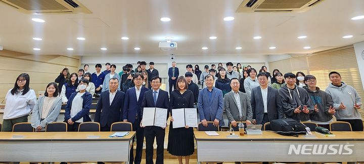 [전주=뉴시스]윤난슬 기자 = 전주대학교 지역기반경영커플링사업단은 지역인재 발굴 및 인재 양성을 위해 전주세무서와 업무협약을 체결했다고 19일 밝혔다.(사진=전주대 제공) 