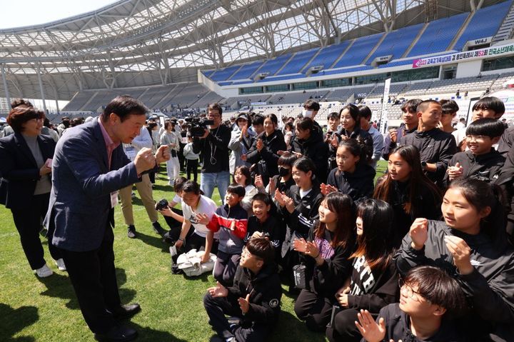 [수원=뉴시스] 임태희 경기도교육감이 교육감기 육상대회에서 출전한 학생 선수들을 격려하고 있다. (사진=경기도교육청 제공) 2023.10.19. photo@newsis.com *재판매 및 DB 금지