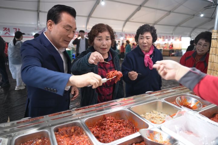 백성현 논산시장이 19일 개막에 앞서 젓갈판매장에서 시민들과 젓갈 맛을 보고 있다. 2023. 10. 19 논산시 *재판매 및 DB 금지