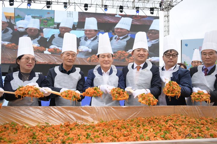 19일 논산 강경젓갈축제 개막에 앞서 백성현 논산시장과 서원 논산시의회 의장 등 축제 관계자들이 비빔밥 퍼포먼스를 진행하고 있다. 2023. 10. 19 논산시 *재판매 및 DB 금지