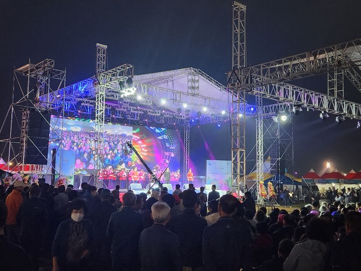 논산 강경젓갈축제가 19일 금강 둔치에서 개막했다. 육군훈련소 군악대가 개막 공연을 하고 있다. 2023. 10. 19 kshoon0663@newsis.com   *재판매 및 DB 금지