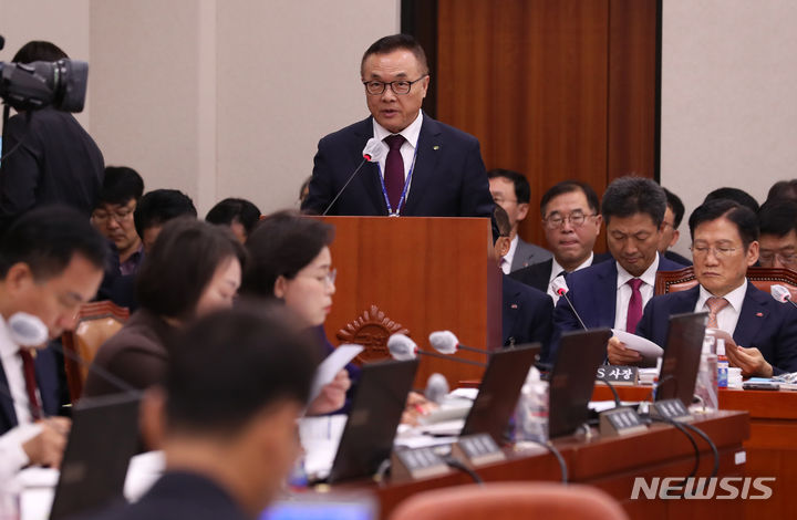 [서울=뉴시스] 이영환 기자 = 황주호 한국수력원자력 사장이 19일 오전 서울 여의도 국회에서 열린 산업통상자원중소벤처기업위원회의 한국전력공사 등에 대한 국정감사에 참석해 발언을 하고 있다. 2023.10.19. 20hwan@newsis.com