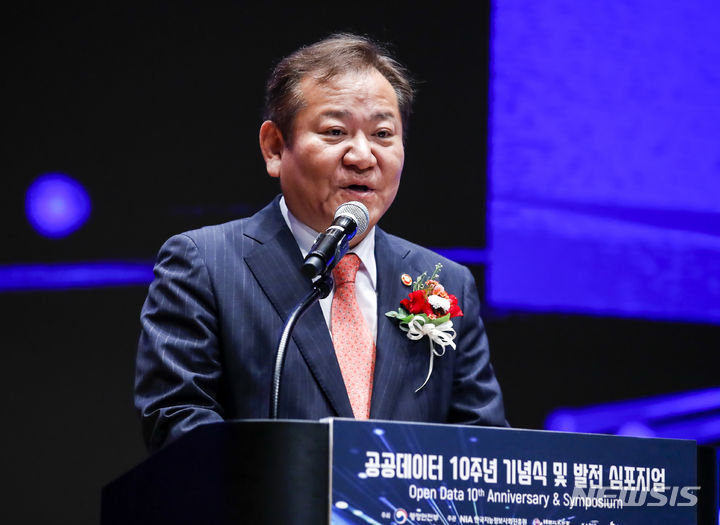 [서울=뉴시스] 이상민 행정안전부 장관이 지난 10월19일 서울 강남구 코엑스에서 열린 공공데이터 10주년 기념식 및 발전 심포지엄에서 기념사를 하고 있다. 2023.10.19. jhope@newsis.com