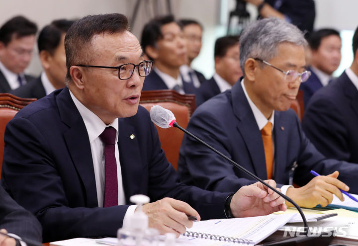 [서울=뉴시스] 이영환 기자 = 황주호 한국수력원자력 사장이 19일 오전 서울 여의도 국회에서 열린 산업통상자원중소벤처기업위원회의 한국전력공사 등에 대한 국정감사에서 의원들의 질의에 답하고 있다. 2023.10.19. 20hwan@newsis.com