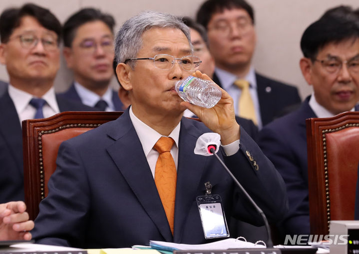 [서울=뉴시스] 이영환 기자 = 김동철 한국전력공사 사장이 19일 오전 서울 여의도 국회에서 열린 산업통상자원중소벤처기업위원회의 한국전력공사 등에 대한 국정감사에서 물을 마시고 있다. 2023.10.19. 20hwan@newsis.com