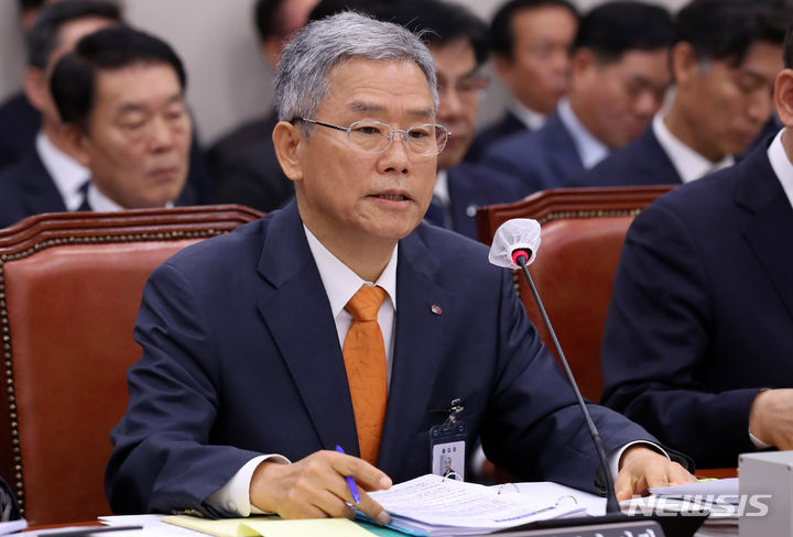 [서울=뉴시스] 이영환 기자 = 김동철 한국전력공사 사장이 19일 오전 서울 여의도 국회에서 열린 산업통상자원중소벤처기업위원회의 한국전력공사 등에 대한 국정감사에서 의원들의 질의에 답하고 있다. 2023.10.19. 20hwan@newsis.com