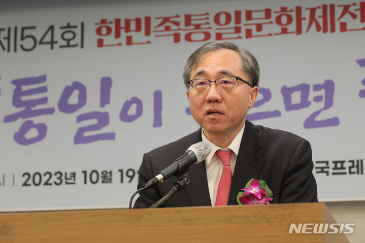 [서울=뉴시스] 김금보 기자 = 문승현 통일부 차관이 19일 오전 서울 중구 한국프레스센터에서 열린 '제54회 한민족통일문화제전 중앙수상자 시상식'에서 축사를 하고 있다. 2023.10.19. kgb@newsis.com