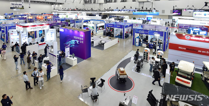 [대구=뉴시스] 이무열 기자 = 19일 대구 북구 엑스코에서 열린 ‘2023 대한민국 미래모빌리티엑스포’에서 관람객들이 다양한 전기차와 미래 자동차 부품 관련 부스를 둘러보고 있다. 2023.10.19. lmy@newsis.com