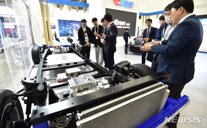 [대구=뉴시스] 이무열 기자 = 19일 대구 북구 엑스코에서 열린 ‘2023 대한민국 미래모빌리티엑스포’에서 관람객들이 전기차 배터리와 구동장치를 살펴보고 있다. 2023.10.19. lmy@newsis.com