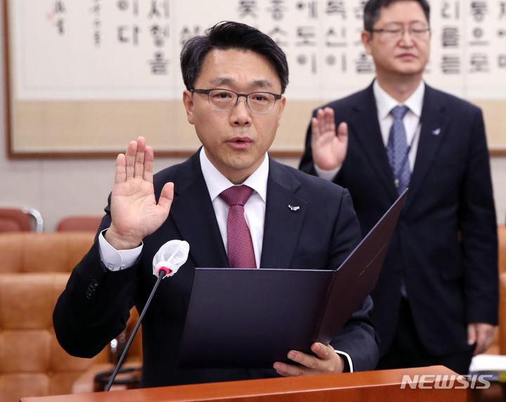 [서울=뉴시스] 고범준 기자 = 김진욱 고위공직자범죄수사처 처장이 지난달 19일 오후 서울 여의도 국회에서 열린 법제사법위원회 국정감사에서 선서를 하고 있다. 2023.10.19. bjko@newsis.com