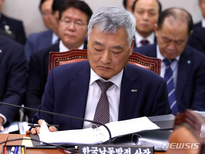 [서울=뉴시스] 이영환 기자 = 김회천 당시 한국남동발전 사장이 지난 2023년 10월 19일 오후 서울 여의도 국회에서 열린 산업통상자원중소벤처기업위원회 국정감사에 참석해 자료를 살펴보고 있다. 2023.10.19. 20hwan@newsis.com