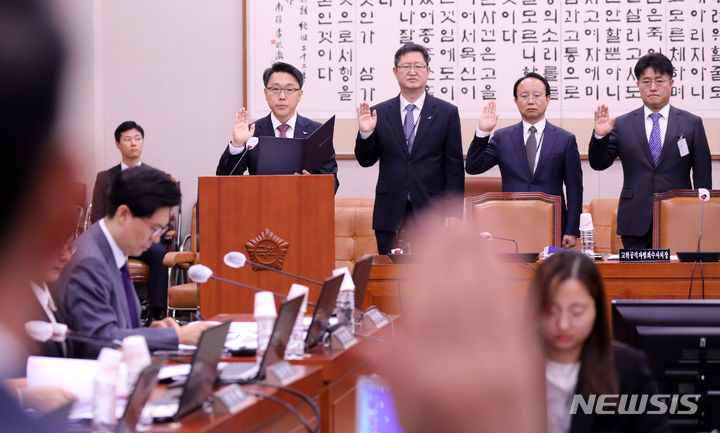 [서울=뉴시스] 고범준 기자 = 김진욱 고위공직자범죄수사처 처장 등이 19일 오후 서울 여의도 국회에서 열린 법제사법위원회 국정감사에서 선서를 하고 있다. 2023.10.19. bjko@newsis.com