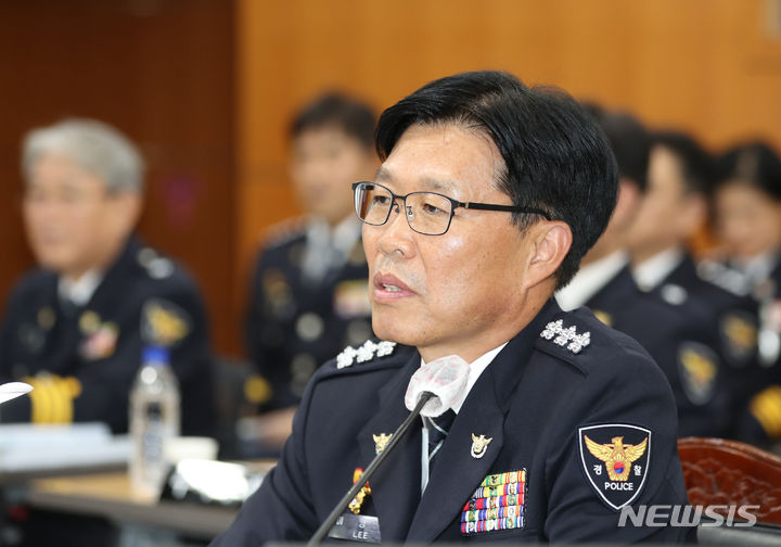[인천=뉴시스] 전진환 기자 = 이영상 인천경찰청장이 19일 오후 2023년 제21대 국회 행정안전위원회 국정감사가 열린 인천 남동구 인천경찰청에서 의원 질의에 답하고 있다. 2023.10.19. amin2@newsis.com