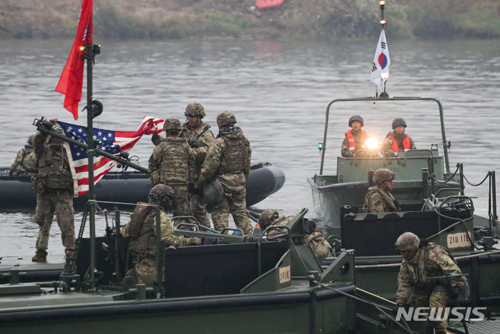 [여주=뉴시스] 권창회 기자 = 19일 오후 경기 여주시 남한강 일대에서 열린 한미연합 도하훈련에서 한-미 장병들이 문교도하 훈련을 하고 있다. 2023.10.19. kch0523@newsis.com