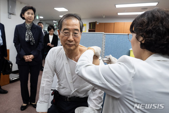 [서울=뉴시스] 김명원 기자 = 한덕수 국무총리가 19일 서울 종로구 자하문로 종로보건소에서 코로나19 백신접종을 받고 있다. (공동취재사진) 2023.10.19. photo@newsis.com