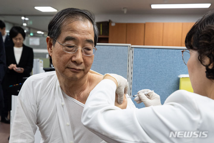 [서울=뉴시스] 김명원 기자 = 한덕수 국무총리가 지난 19일 서울 종로구 자하문로 종로보건소에서 코로나19 백신접종을 받고 있다. (공동취재사진) 2023.10.19. photo@newsis.com