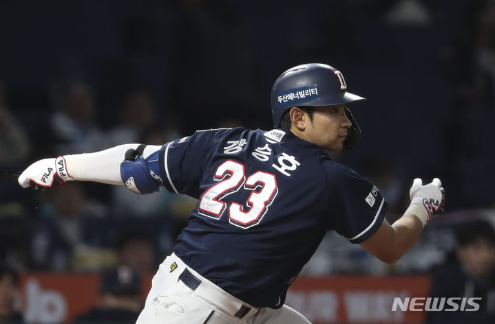 [창원=뉴시스] 김근수 기자 = 19일 경남 창원시 마산회원구 창원NC파크에서열린 2023 KBO 포스트시즌 와일드카드 결정 1차전 두산 베어스와 NC 다이노스의 경기, 5회초 1사 주자 2,3루 상황에서 두산 강승호가 타격을 시도했지만 2루수 땅볼 아웃을 당하고 3루 주자 김재환을 불러들이고 있다. 2023.10.19. ks@newsis.com