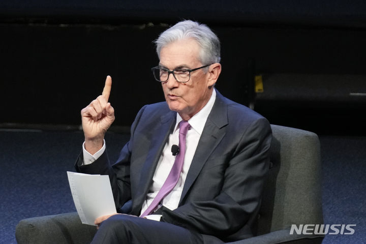 [뉴욕=AP/뉴시스] 제롬 파월 미국 연방준비제도 의장이 지난 19일(현지시간) 뉴욕에서 열린 뉴욕경제클럽에 참석해 발언하고 있다. 2023.10.29.