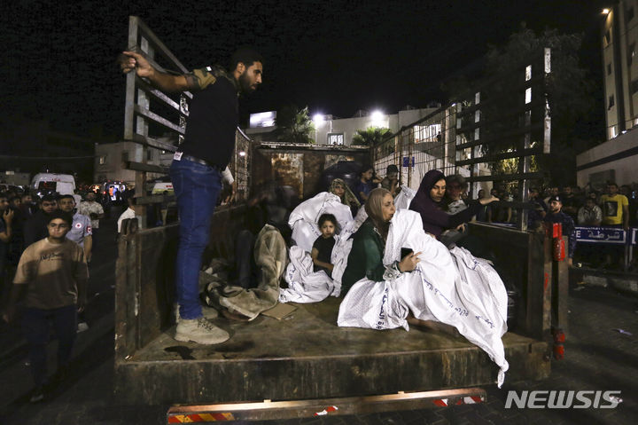 [가자지구=AP/뉴시스] 이스라엘의 가자지구 공습으로 다친 팔레스타인 주민들이 19일(현지시각) 트럭에 실려 가자시티 알시파 병원에 도착하고 있다. 2023.10.20.