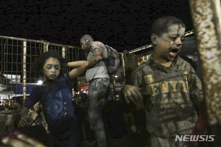 [가자지구=AP/뉴시스] 이스라엘의 가자지구 공습으로 다친 팔레스타인 어린이들이 19일(현지시각) 트럭에 실려 가자시티 알시파 병원에 도착하고 있다. 2023.10.20.