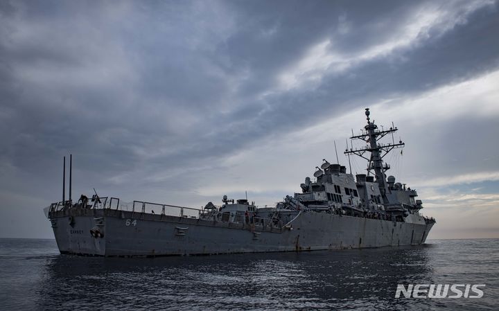 [AP/뉴시스]예멘 반군이 이스라엘을 향해 발사한 것으로 추정되는 미사일 3기와 드론 여러 대를 미국 해군 전함이 격추한 것으로 전해졌다. 사진은 지중해에 있는 미 해군 구축함 USS카니. 2023.10.20.