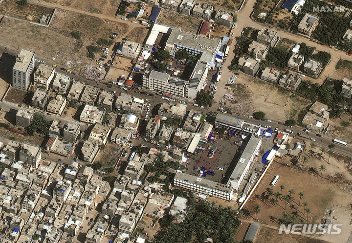 [가자지구=AP/뉴시스] 막사 테크놀로지스가 제공한 위성 사진에 19일(현지시각) 가자지구 가자시티에 이스라엘의 공습으로 집을 잃은 팔레스타인 주민들이 생활하는 학교가 보인다. 2023.10.20.