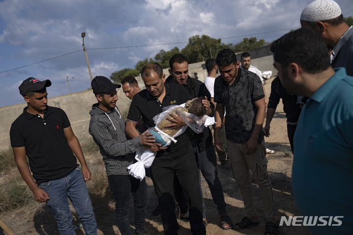 [가자지구=AP/뉴시스] 19일(현지시각) 가자지구 칸 유니스에서 한 팔레스타인 남성이 이스라엘의 폭격으로 숨진 조카를 안고 장례를 치르고 있다. 2023.10.20.