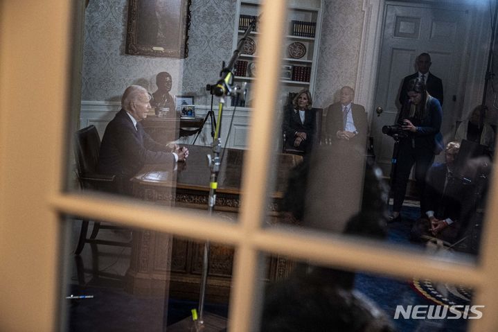 [워싱턴=AP/뉴시스] 조 바이든 미국 대통령이 19일(현지시간) 백악관 집무실에서 이스라엘과 우크라이나 전쟁에 관해 대국민 연설을 하는 가운데 질 바이든 여사가 이를 지켜보고 있다. 바이든 대통령은 "핵심 동맹인 이스라엘과 우크라이나 지원을 포함한 긴급 안보 예산을 의회에 요청할 것"이라며 "이스라엘과 우크라이나가 승리하는 것이 미국 안보에 중요하다"라고 말했다. 2023.10.20.