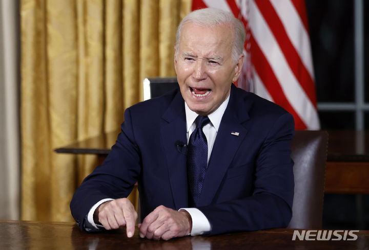 [워싱턴=AP/뉴시스] 조 바이든 미국 대통령이 19일(현지시각) 백악관 집무실에서 이스라엘과 우크라이나 전쟁에 관해 대국민 연설을 하고 있다. 바이든 대통령은 "핵심 동맹인 이스라엘과 우크라이나 지원을 포함한 긴급 안보 예산을 의회에 요청할 것"이라며 "이스라엘과 우크라이나가 승리하는 것이 미국 안보에 중요하다"라고 말했다. 2023.10.20.