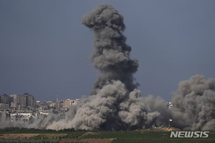 [가자지구=AP/뉴시스] 20일(현지시각) 이스라엘군의 공습으로 가자지구 내에서 폭발로 연기가 치솟고 있다. 2023.10.20.