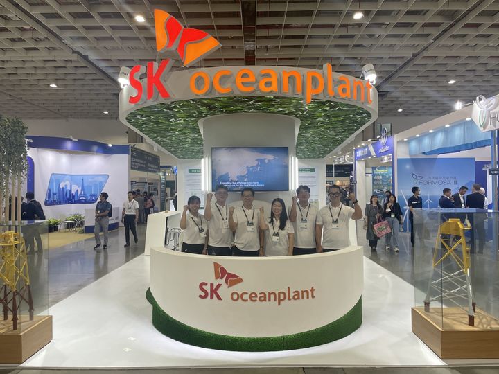 [고성(경남)=뉴시스] 신정철 기자= SK오션플랜트가 지난 18일부터 20일까지 3일간 진행되는 타이베이 난강 전시 센터에서 열린 ‘에너지 타이완(Energy Taiwan) 2023’에 참가해 시장 영향력을 더욱 확장하고 있다. 사진은 이승철 대표이사가 SK오션플랜트 부스에서 관계자들과 기념사진을 촬영하고 있다.(사진=SK오션플랜트 제공).2023.10.20. photo@newsis.com *재판매 및 DB 금지